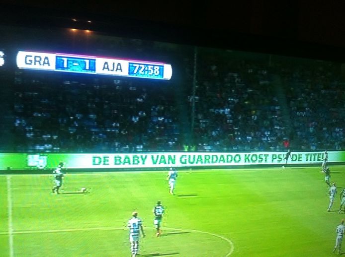 Onwijs Banale reclame bij De Graafschap-Ajax naast tekst over baby van QA-14