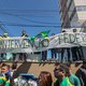 Bolsonaro roept op om wegen vrij te maken: beelden tonen hoe honderden aanhangers Hitlergroet brengen