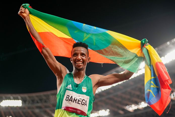 Selemon Barega viert zijn overwinning op de 10.000 meter.