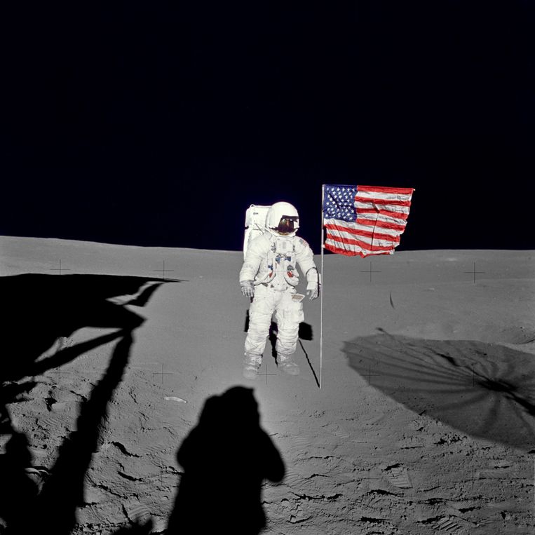 Edgar Dean Mitchell en de Amerikaanse vlag op de maan.  Beeld AFP