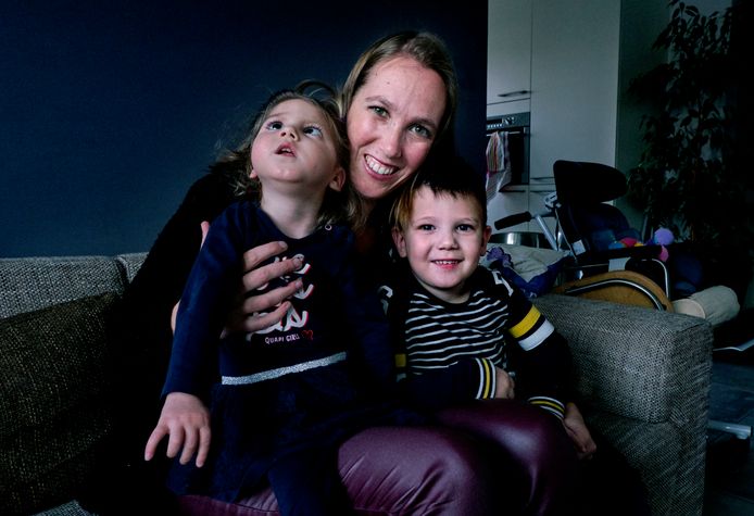 Debbie Bonnema met haar kinderen Evie en Siem.