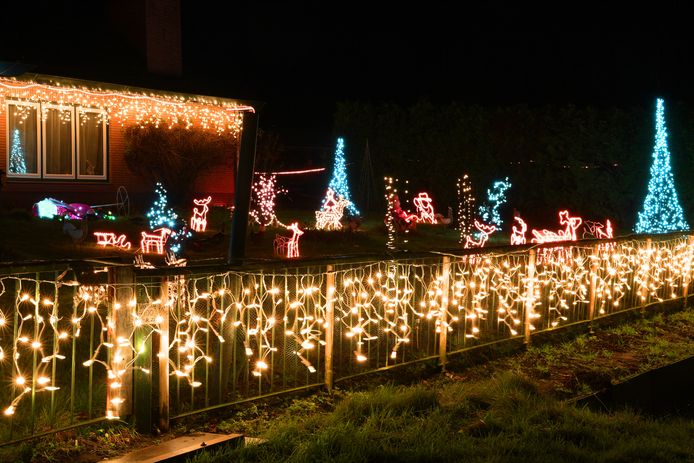 Huizen in Bavel helemaal omgebouwd tot kersthuis in kleur, licht en sfeer.