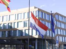 Vlag halfstok in Enschede, Hengelo en Almelo voor slachtoffers aardbevingen
