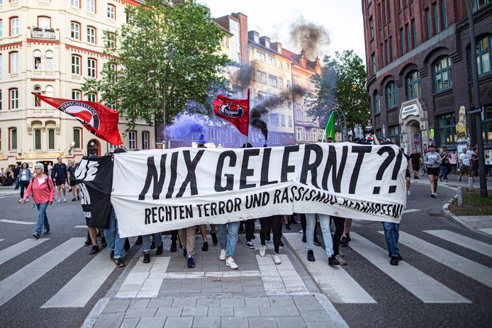 Na het nieuws over de arrestatie trokken zo’n 400 antifascistische demonstranten de straat op in Hamburg.