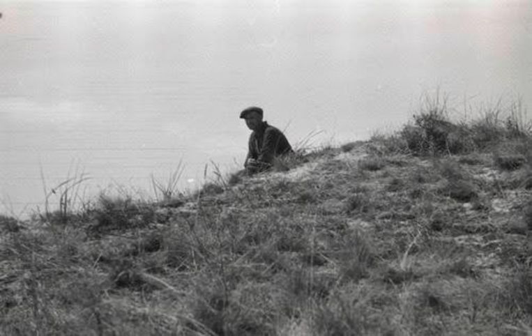 Pieter Kuijt zittend in de duinpan.  Beeld NIOD