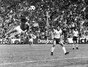 Gerd Müller scoort tegen Australië op het WK van 1974.