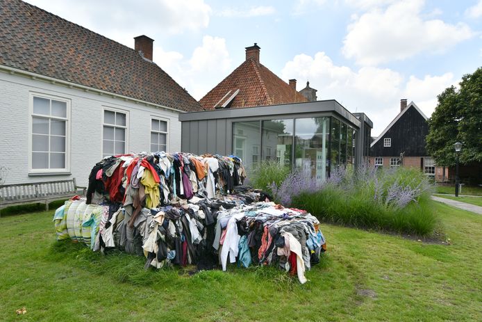 In de tuin van het Palthehuis staat een groot kunstwerk van balen kleding. Het kunstwerk staat er in het kader van het Twents Textiel Festival
