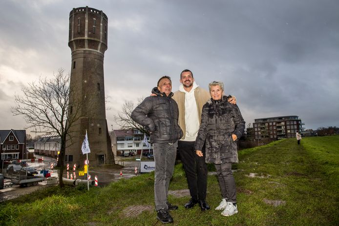 Thico Daelmans de nieuwe eigenaar van de watertoren van 's-Gravendeel. Samen met zijn grootouders Tonny en Nelly.