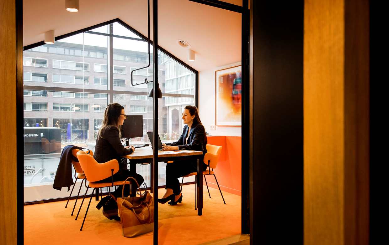 Een klant krijgt advies bij ING. Uit onderzoek blijkt dat persoonlijk contact met een bankmedewerker leidt tot meer vertrouwen in de bank. Beeld ANP XTRA