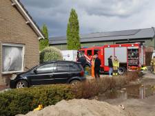 Automobilist verliest macht over het stuur en knalt tegen gevel van huis in Veen