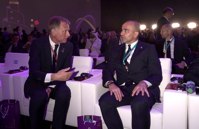 Roberto Martinez met Peter Bossaert, secretaris-generaal van de Belgische bond, in het Doha Exhibition and Convention Center.
