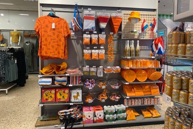 Bijna Koningsdag! 5 x hier scoor je oranje kleding in Breda | Foto AD.nl