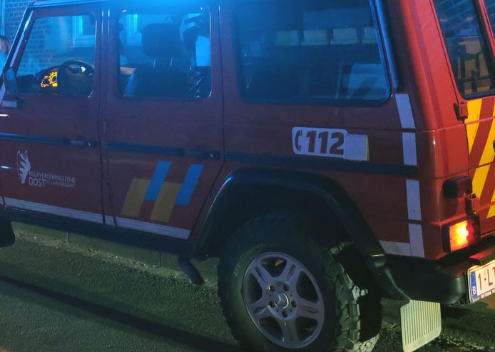 De brandweer is aanwezig met een bootje.
