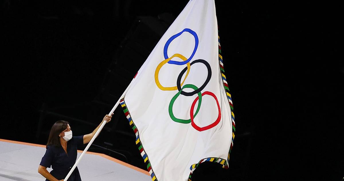 JO de Tokyo : la maire de Paris Anne Hidalgo a reçu le drapeau olympique,  en route