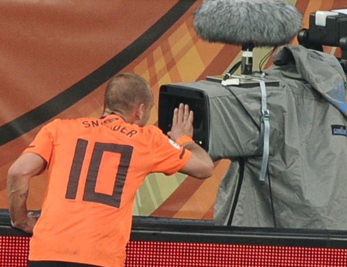 Wesley Sneijder zegt de tv-kijkers in miljoenen huiskamers gedag tijdens het WK.