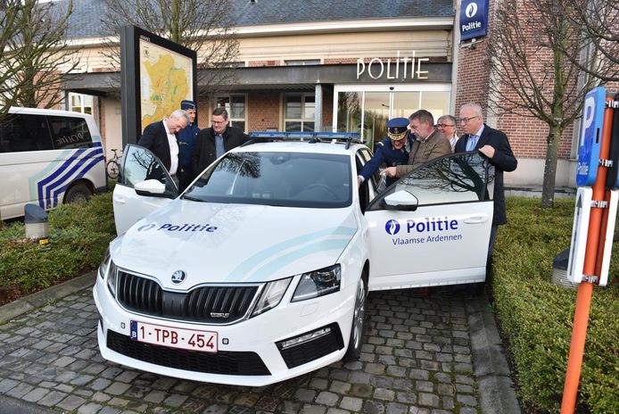 Drummen om als eerste een kijkje in de exclusieve wagen te nemen.