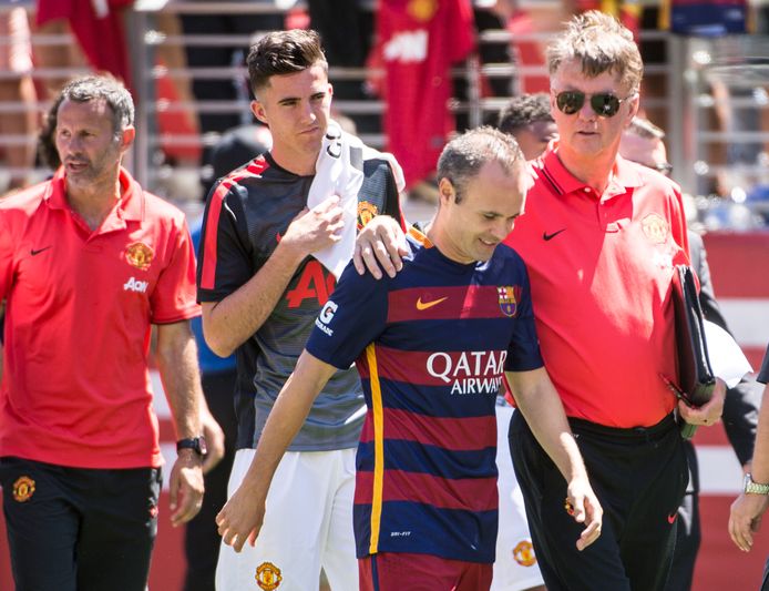 2015: Louis van Gaal kletst even bij als manager van ManUnited met Andrés Iniesta vlak voor de International Champions Cup in Californië.