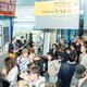 Worstenbroodjes en jazz op overvol Eindhoven Airport. ‘We lopen als viswijven langs die rij’