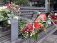 Bloemen op het bankje waar de 24-jarige Rotterdamse zaterdagochtend zwaargewond werd gevonden.