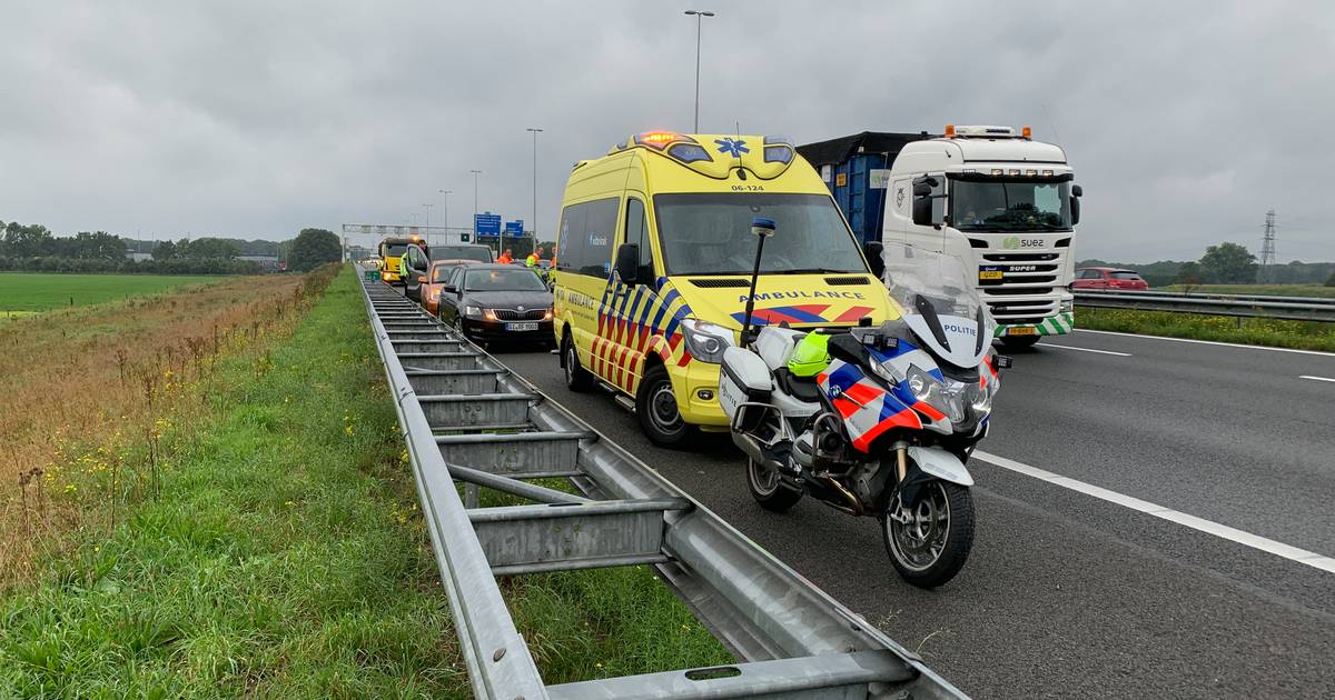 Verkeer muurvast op A1 bij Twello na ongeval met drie auto’s.