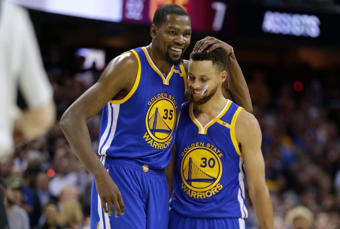 Kevin Durant (l) en Stephen Curry, sterspeler van de Golden State Warriors.