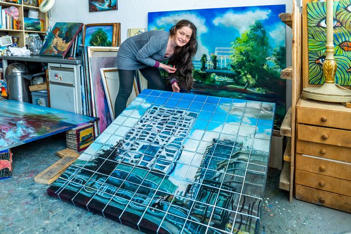 Kunstenares Sophia Anastasia in haar atelier in de Vlampijpstraat.