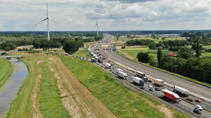 De file op de A1 waarin het verkeer richting Apeldoorn terecht kwam was kilometers lang.