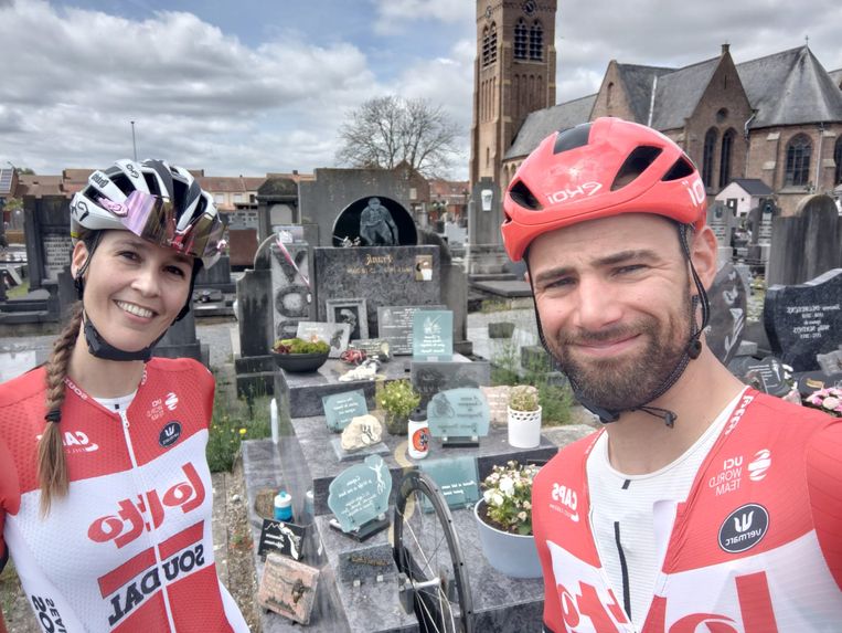 Victor Campenaerts en zijn vriendin Nel aan het graf van Frank Vandenbroucke in Ploegsteert. Beeld Victor Campenaerts