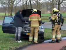 Heldhaftige bestuurder blust autobrand zelf met slootwater in Boxtel