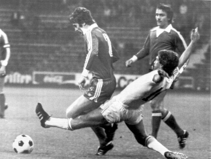 Rob Rensenbrink zet een tackle in namens Anderlecht in de finale van de Europese Supercup tegen Bayern München, augustus 1976.