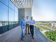 De broers Vandenberghe, met in het midden Frederik, op het balkon van Skyline Park. Ventilus zal boven of naast hun gebouw passeren. Achteraan de foto zien we de N36-rijksweg. Daar achter zal de verbinding ondergronds verder lopen.