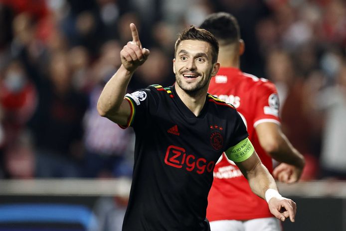 Dusan Tadic viert zijn goal.