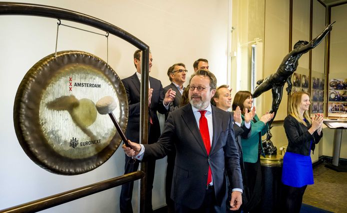 Olaf Sleijpen slaat op de gong van de Amsterdamse beurs.