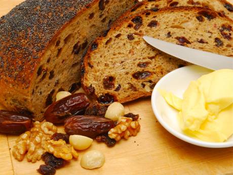 Wat smeren we met Pasen op ons krentenbrood: margarine of boter? En wat is beter?