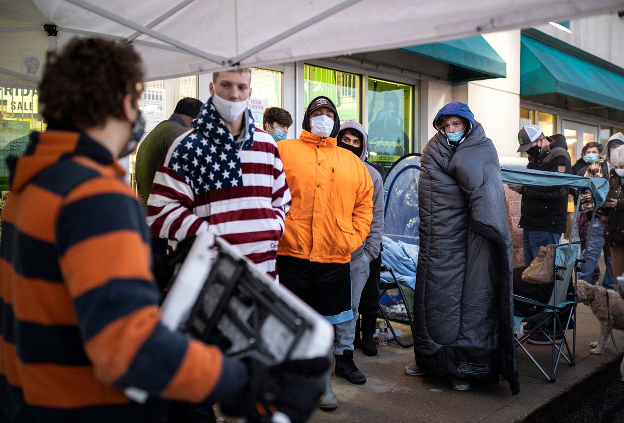 Jongeren hebben eind november 2020 de nacht doorgebracht voor een gamewinkel in het Amerikaanse South Portland, om zodra de winkel opengaat twee nieuwe Play Stationspellen te kunnen bemachtigen.   Beeld  Getty