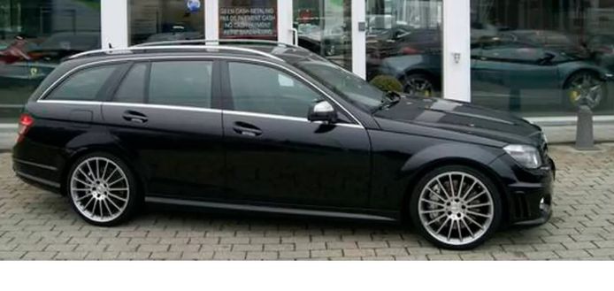 In de Mercedes C63 AMG break waren de achterzetels neergeklapt en gefixeerd waardoor er dus eigenlijk geen zittingen of rugleuningen waren.