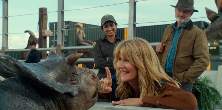 Bayi nasutoceratops, d.  Eli Sattler (Laura Dern) dan Dr.  Alan Grant (Sam Neill) dalam Jurassic: World Dominion.  gambar 