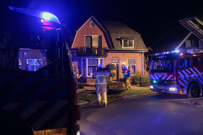 Brandweer in actie bij de schoorsteenbrand aan de Kempersdijk in Neede.
