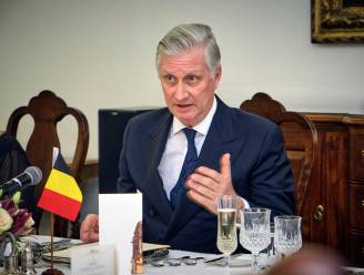Koning Filip improviseert zeldzame keer tijdens speech: “Ik geef u straks wel de tekst”