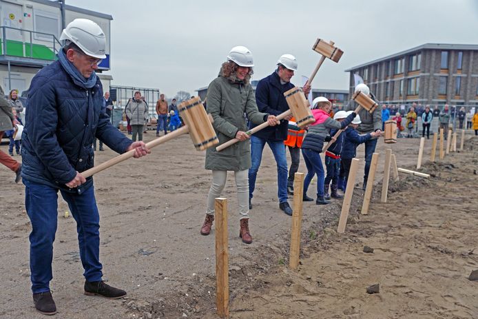 Het slaan van de symbolische eerste palen voor de nieuwbouw van de kerk in Hoog Dalem.
