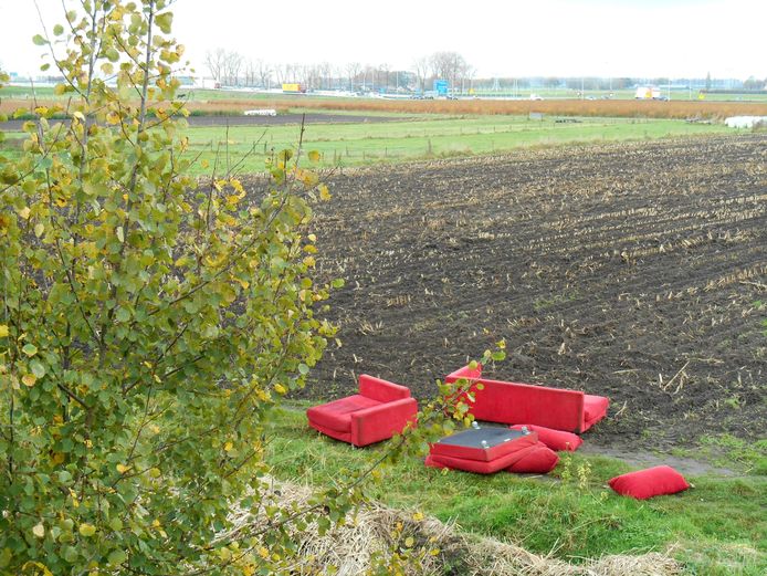 dump: knalrood bankstel in polder tussen Drunen en Waalwijk Heusden | bd.nl