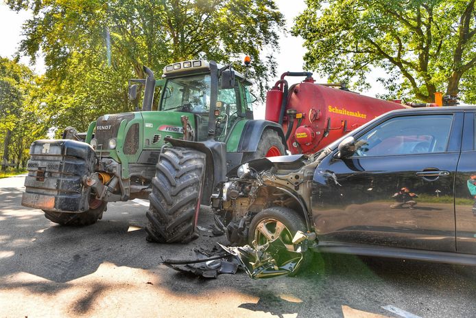 De voertuigen liepen veel schade op door de botsing.