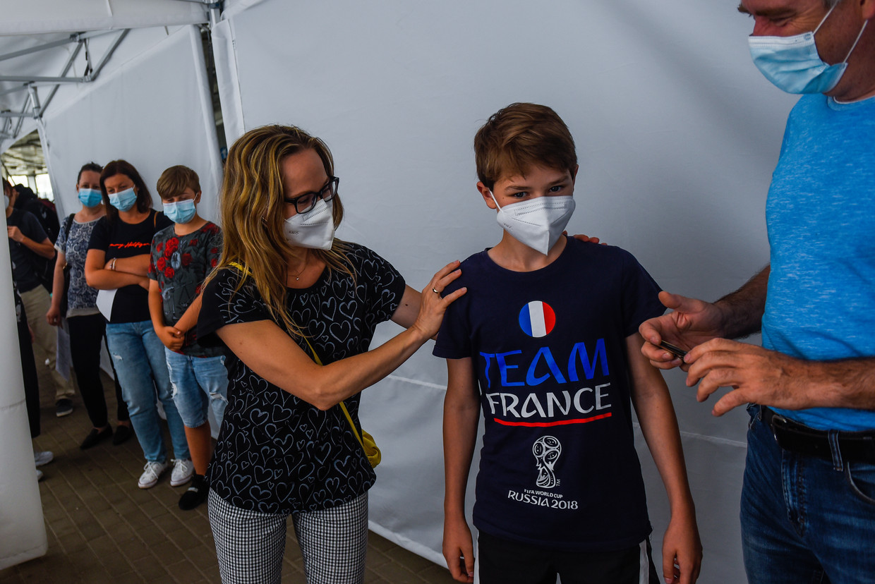 Een jongen krijgt een coronaprik in Wroclaw, Polen. In het land worden tieners sinds half juni gevaccineerd.  Beeld Getty Images