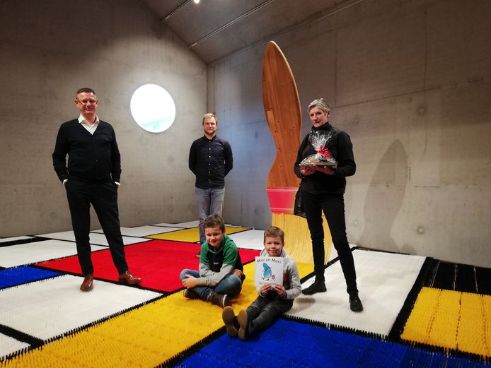 Karol Moeyaert was de 80.000ste bezoeker aan Eperon d'Or. Ze bezocht het museum samen met haar kleinkinderen Flor en Lou.