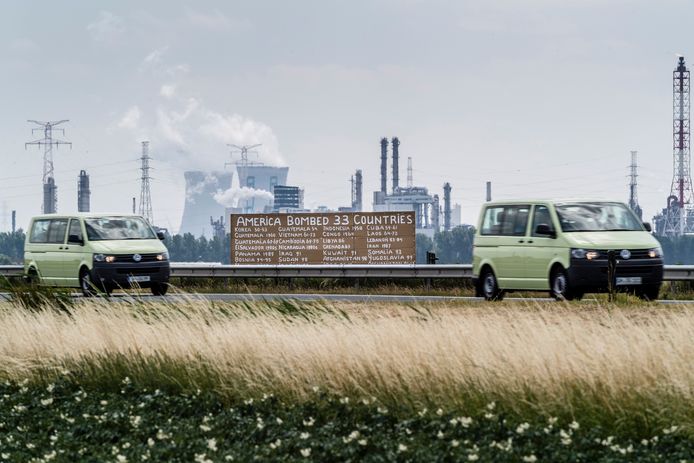 In 2017 zette Hugo Jansen langs de A4 bij Ossendrecht, tussen Bergen op Zoom en Antwerpen, een billboard met de tekst 'America bombed 33 countries'. Jansen ziet Amerika als 's wereld grootste agressor, niet Rusland.