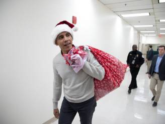 VIDEO. Obama speelt voor kerstman en verrast zieke kinderen met cadeautjes