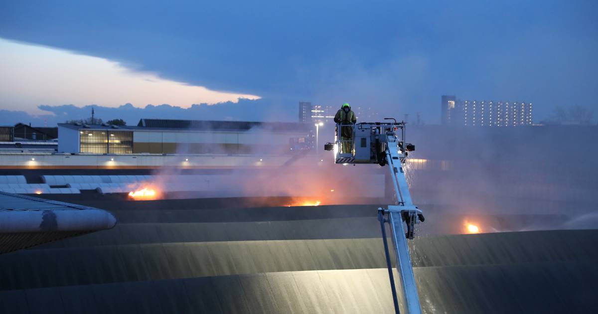 NL-Alert voor zeer grote brand op woonboulevard Delft, vuur nog niet uit