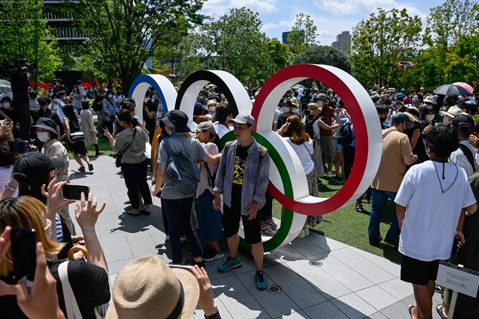 Publiek poseert bij de Olympische ringen in Tokio.