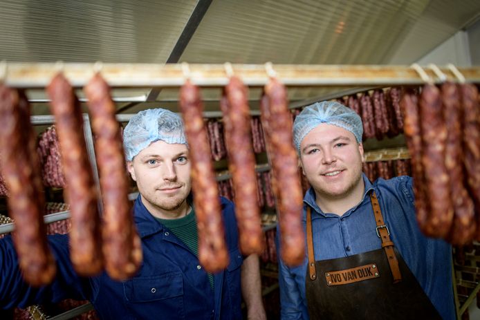 Ivo van Dijk (rechts) maakt worst. Van heel oude varkens, waar hij de boer (Sjoerd Pipers, links) ook nog eens meer voor betaalt dan gebruikelijk.