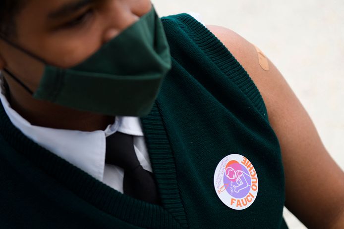 Marcedes Williams (13) kreeg na de inenting een sticker met de slogan 'Fauci Ouchie', een speelse verwijzing naar de bekende Amerikaanse viroloog Anthony Fauci.